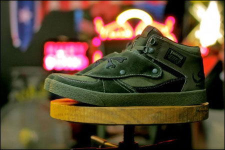 STBG与Kickslab联名Thrasher 2012别注鞋款